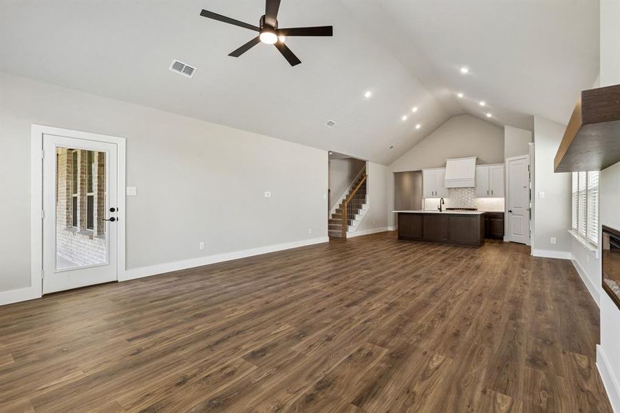 Spacious, unfurnished interior of a new home in Painted Tree Woodland West, McKinney (Image 17).