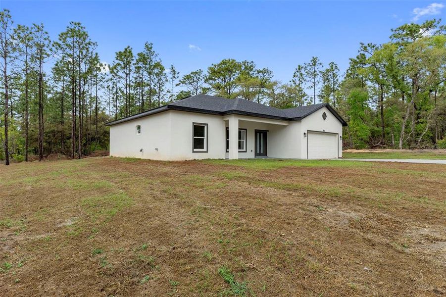 Exterior details and patio area of a home in , Citrus Springs (Image 3).