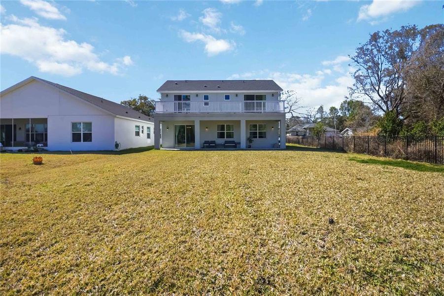 Exterior details and patio area of a home in Blue Diamond , Orlando (Image 33).