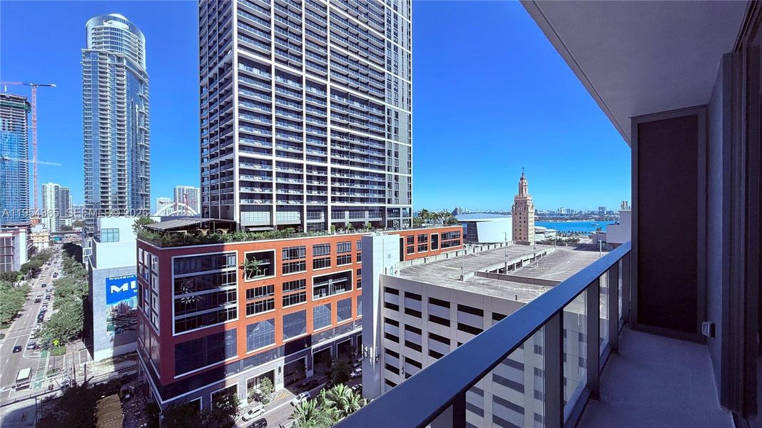 Condo located in Miami, FL showcasing its design and architecture (Image 4).