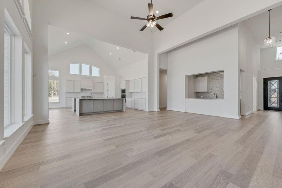 Spacious, unfurnished interior of a new home in Heath Golf & Yacht Club, Heath (Image 29).