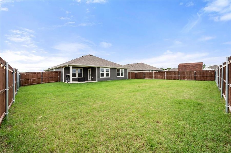 Exterior details and patio area of a home in Corsicana Commons, Corsicana (Image 3).