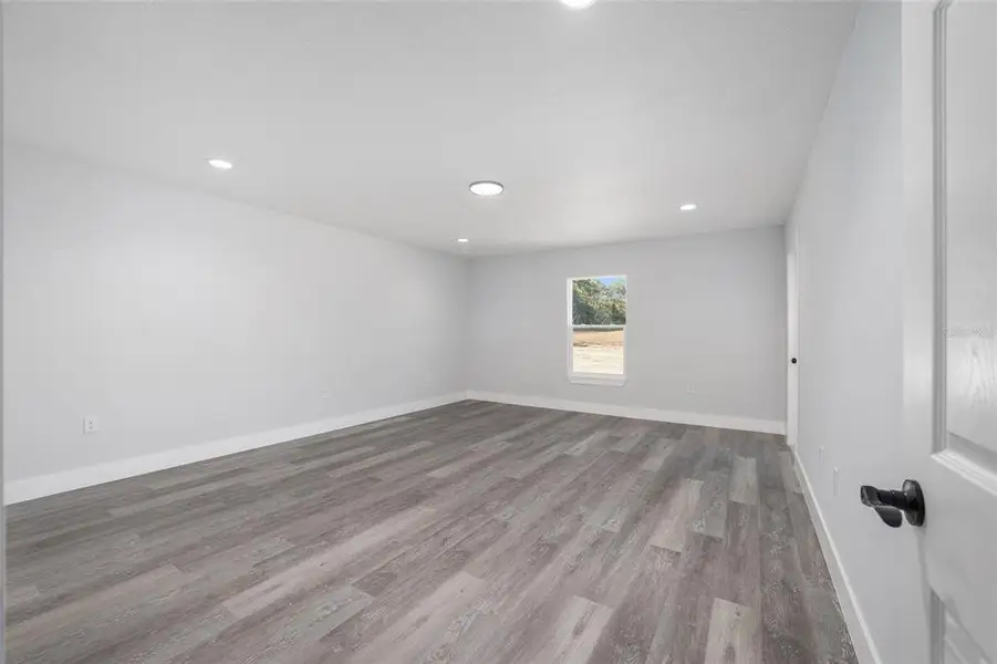 Spacious, unfurnished interior of a new home in , Dunnellon (Image 12).