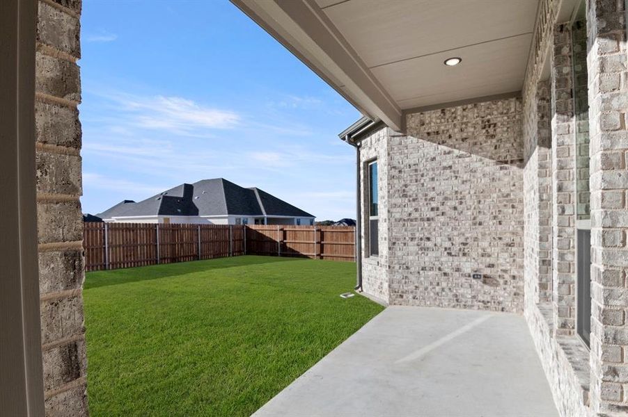 Exterior details and patio area of a home in Callan Village, Lorena (Image 3).