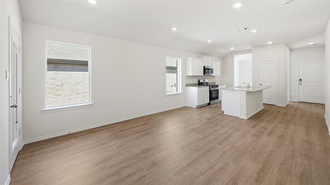 Spacious, unfurnished interior of a new home in Sweetwater Springs, Sherman (Image 32).