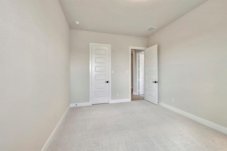 Spacious, unfurnished interior of a new home in Myrtle Creek, Waxahachie (Image 17).