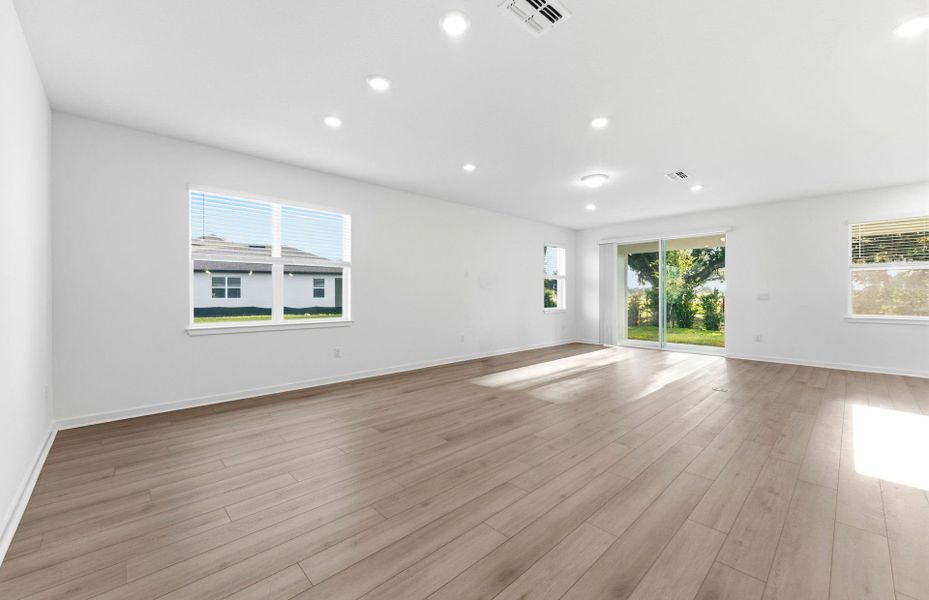 Spacious, unfurnished interior of a new home in Riverwood, Zephyrhills (Image 18).