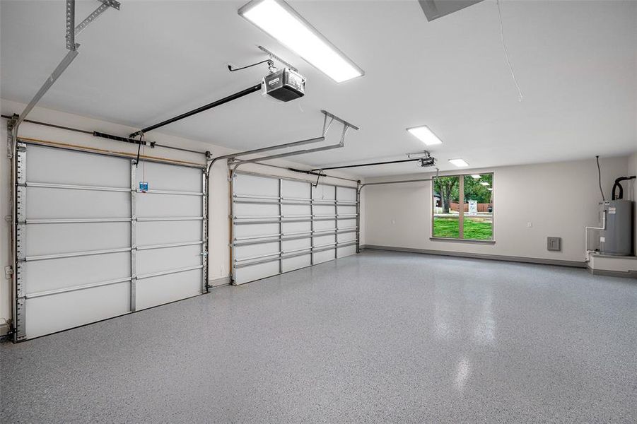 Spacious, unfurnished interior of a new home in , Granbury (Image 25).