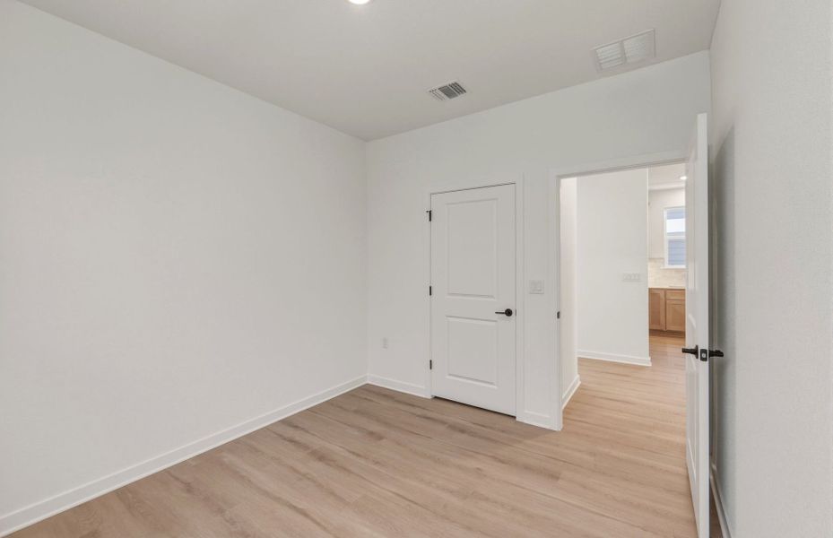 Spacious, unfurnished interior of a new home in Sun City Texas, Georgetown (Image 36).