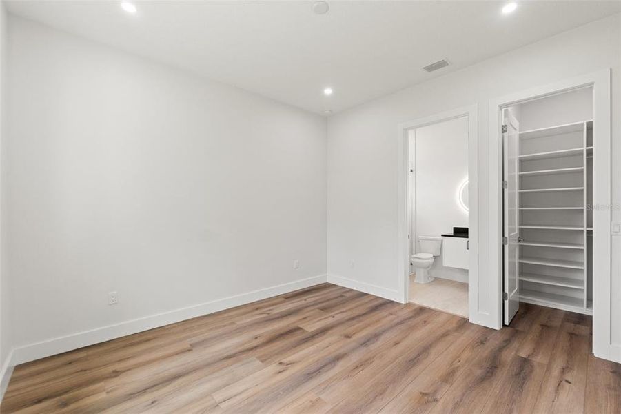 Spacious, unfurnished interior of a new home in Southern Hills Plantation, Brooksville (Image 40).