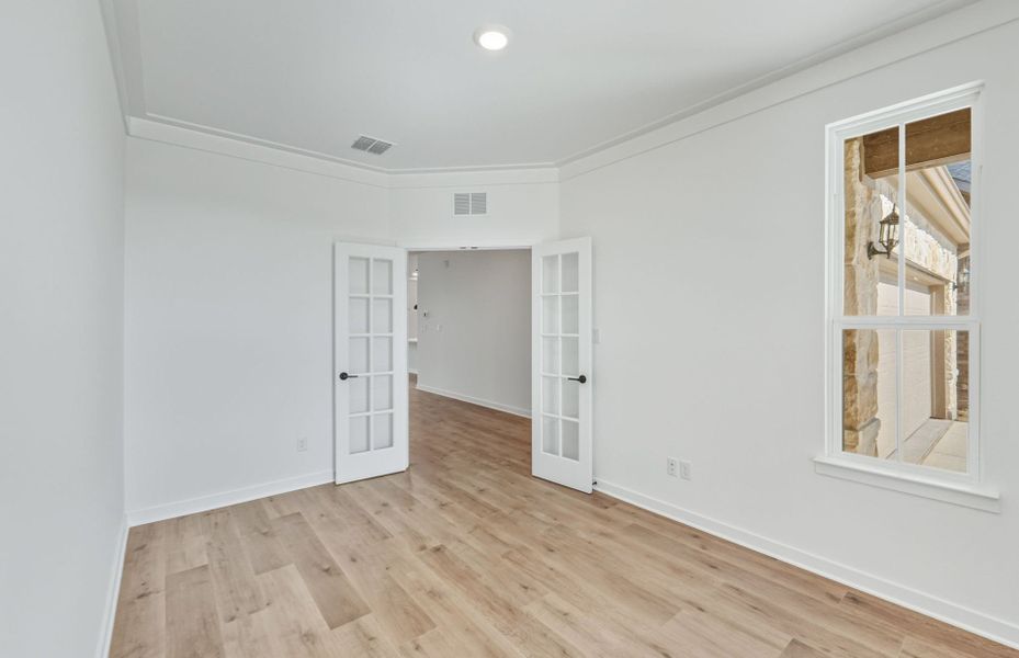 Spacious, unfurnished interior of a new home in Sunfield, Buda (Image 16).