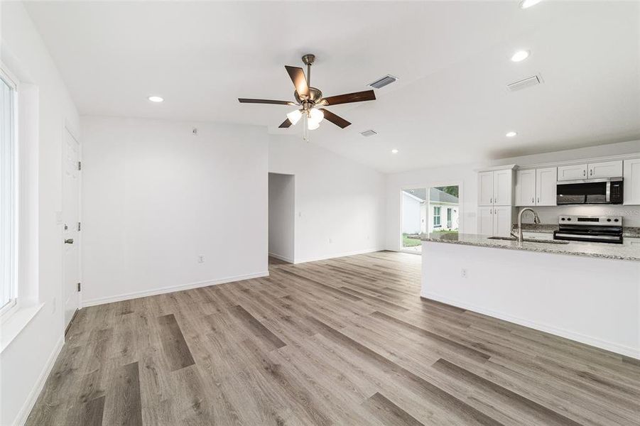 Spacious, unfurnished interior of a new home in , Silver Springs (Image 27).