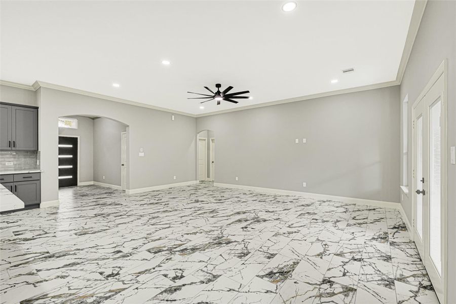 Spacious, unfurnished interior of a new home in , Baytown (Image 15).