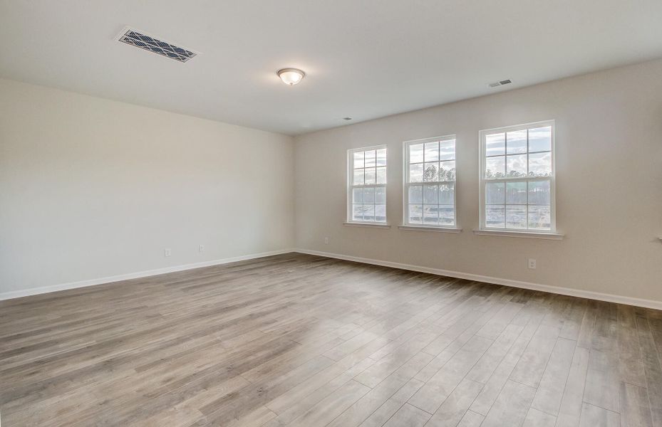 Spacious, unfurnished interior of a new home in Sweetgrass at Summers Corner, Summerville (Image 9).