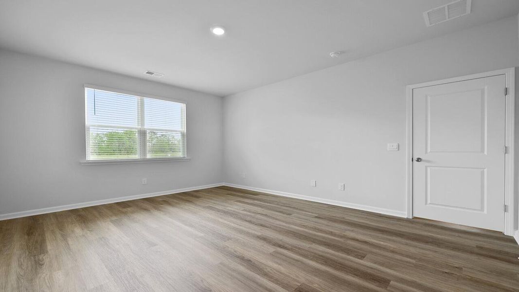 Spacious, unfurnished interior of a new home in Carolina Groves, Moncks Corner (Image 22).