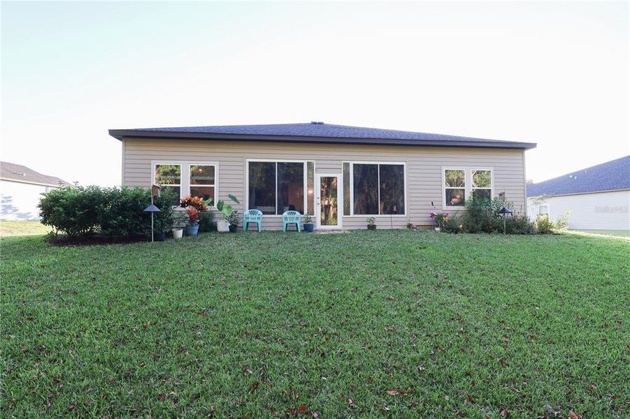 Exterior details and patio area of a home in , Dunnellon (Image 2).