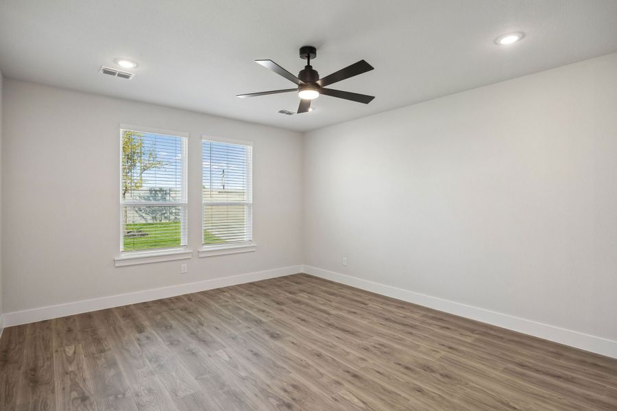 Spacious, unfurnished interior of a new home in Painted Tree Woodland West, McKinney (Image 23).