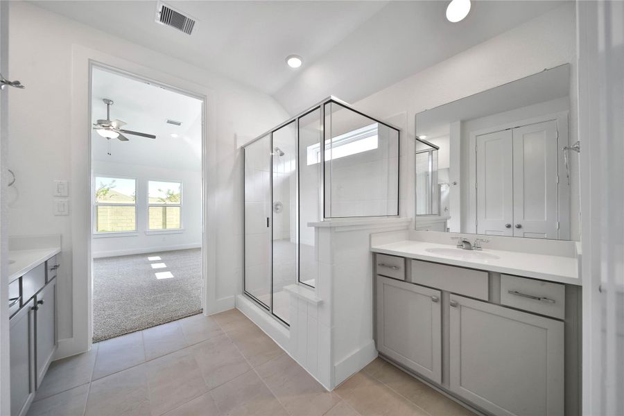 Furnished interior view inside a new home in , Rosharon (Image 12).