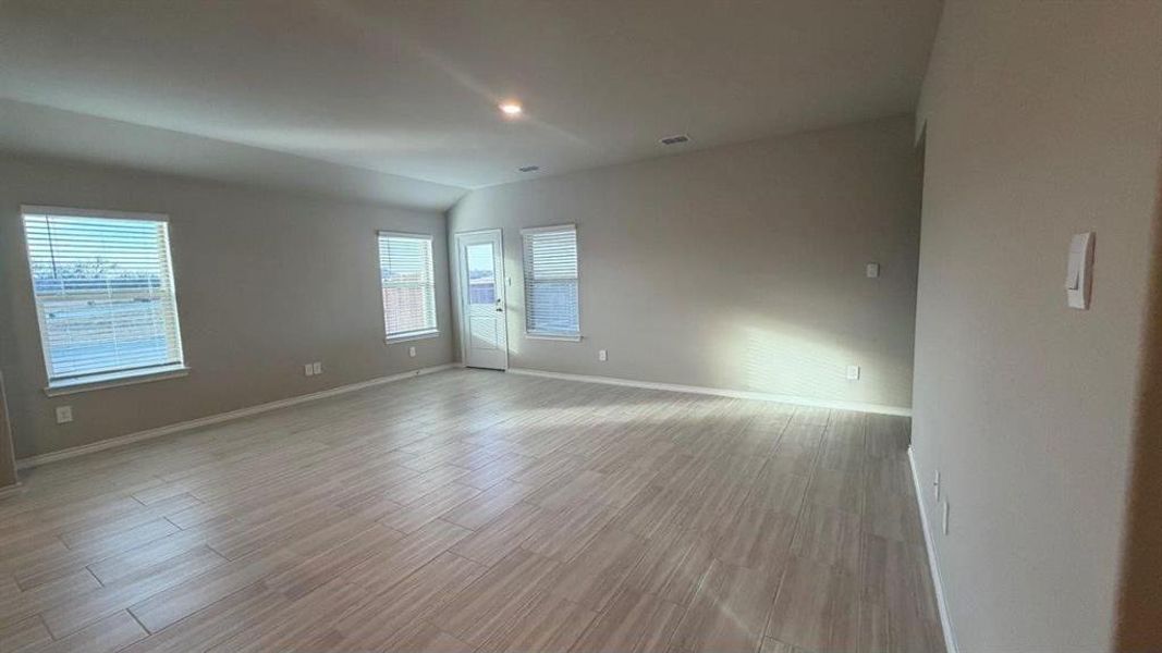 Spacious, unfurnished interior of a new home in Hickory Grove, Denton (Image 5).