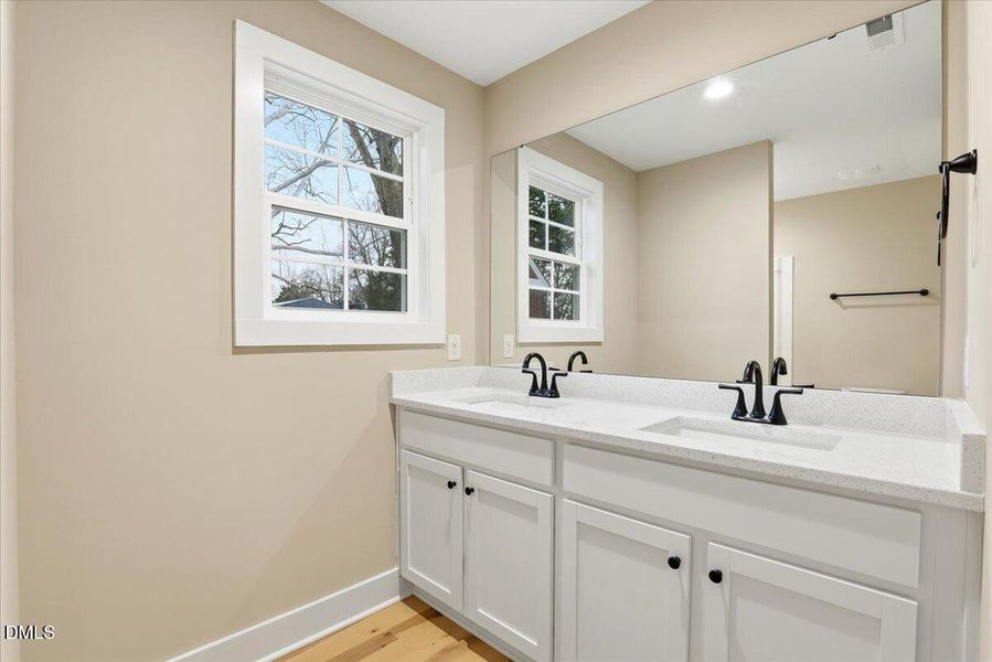 22-404 W James St-22