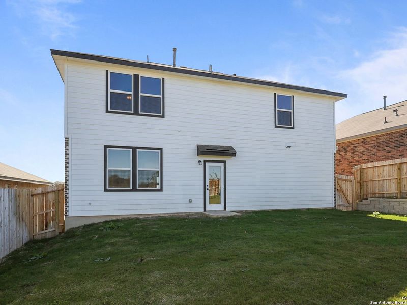 Exterior details and patio area of a home in Comanche Ridge, San Antonio (Image 29).