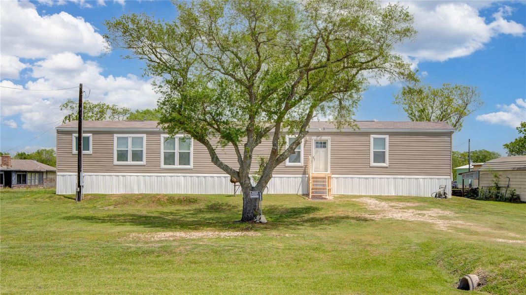 Exterior details and patio area of a home in , Brazoria (Image 24).