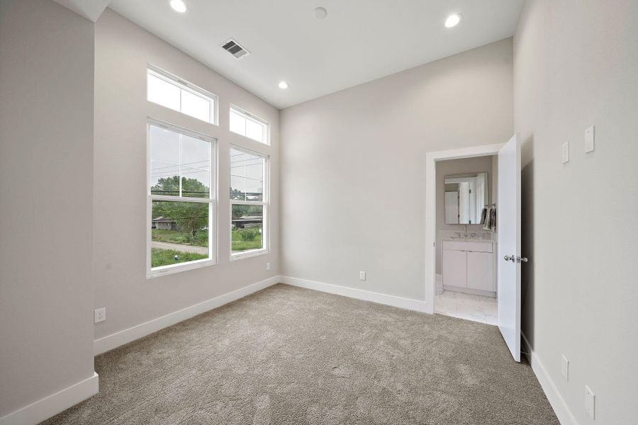 Spacious, unfurnished interior of a new home in Scranton Estates, Houston (Image 21). Spacious, unfurnished interior of a new home in Scranton Estates, Houston (Image 21).