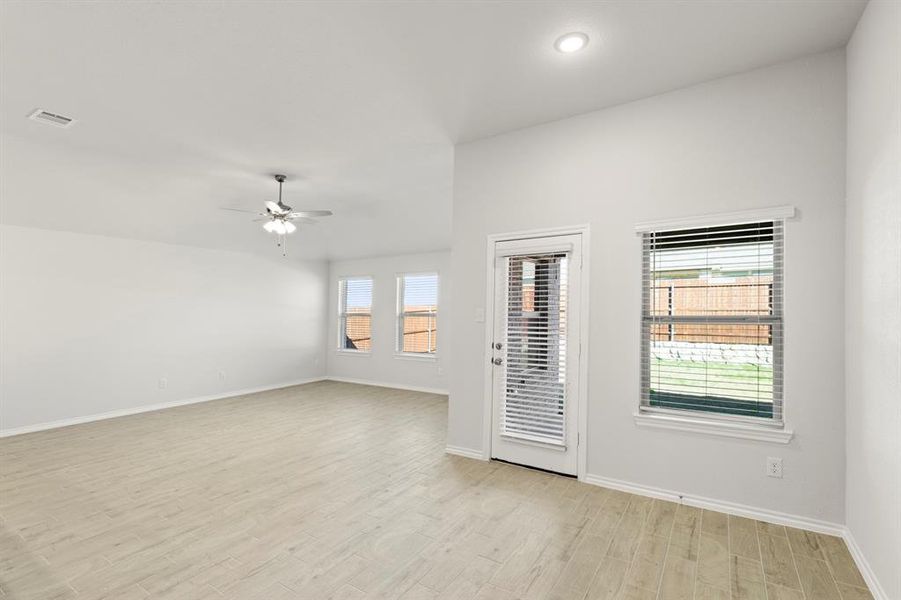 12. 116 Coyote - Dining 12. 116 Coyote - Dining