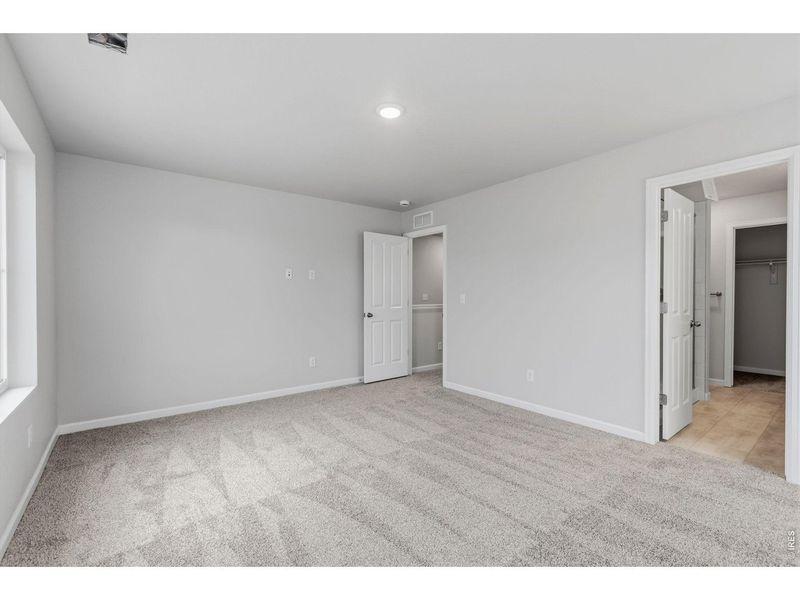 Spacious, unfurnished interior of a new home in Spring Valley, Longmont (Image 12).