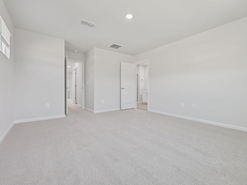 Spacious, unfurnished interior of a new home in The Rows at Buffaloe Reserve, Raleigh (Image 11).