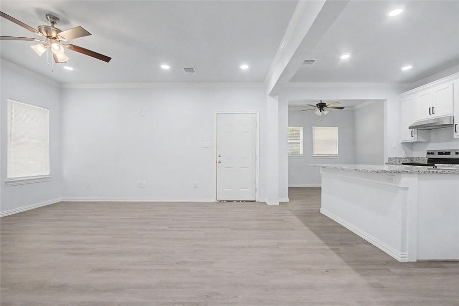 Spacious, unfurnished interior of a new home in , Navasota (Image 14).