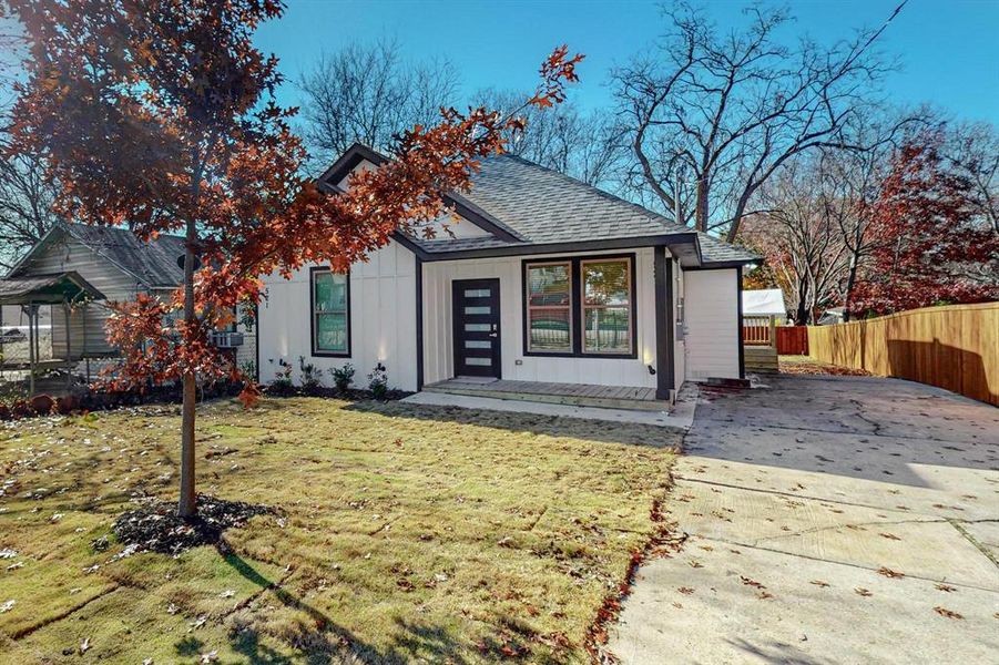 View of front of property featuring a front yard