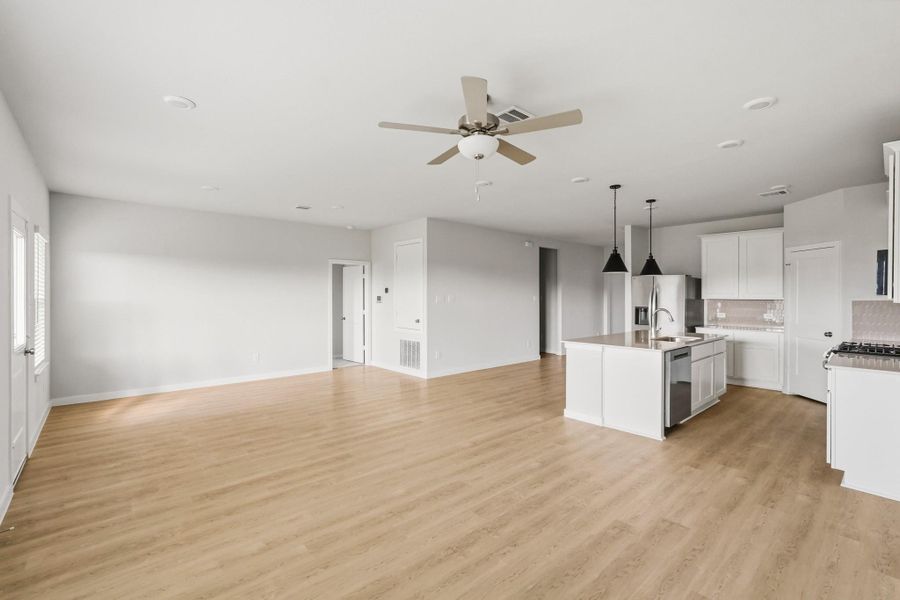 Spacious, unfurnished interior of a new home in Sanford Farms, Waller (Image 17).
