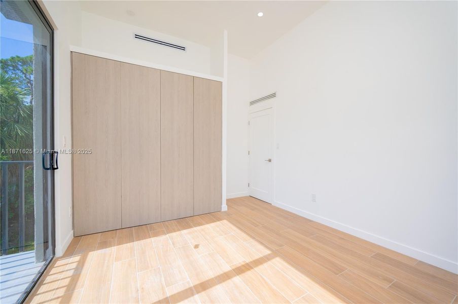 Spacious, unfurnished interior of a new home in , Fort Lauderdale (Image 24).