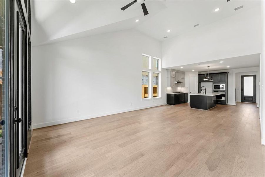 Spacious, unfurnished interior of a new home in Cross Creek Ranch 45' 70', Fulshear (Image 33).