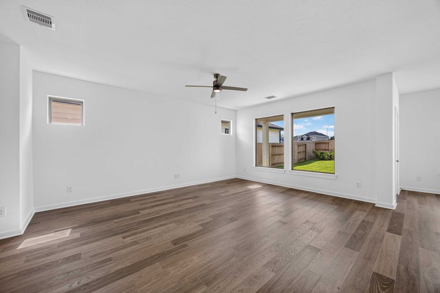 Spacious, unfurnished interior of a new home in La Segarra 40', Brookshire (Image 17).