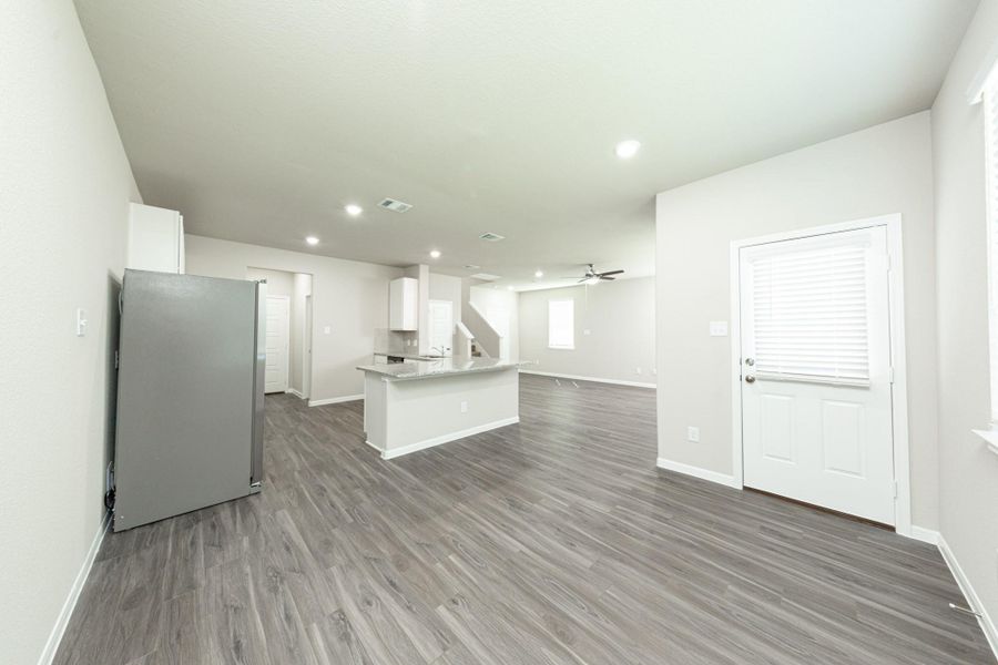 Spacious, unfurnished interior of a new home in Mackenzie Creek, Conroe (Image 16).