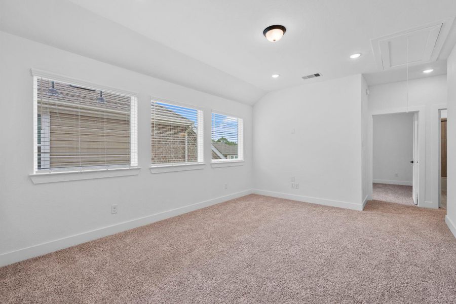 Spacious, unfurnished interior of a new home in Wood Leaf Reserve, Tomball (Image 22).