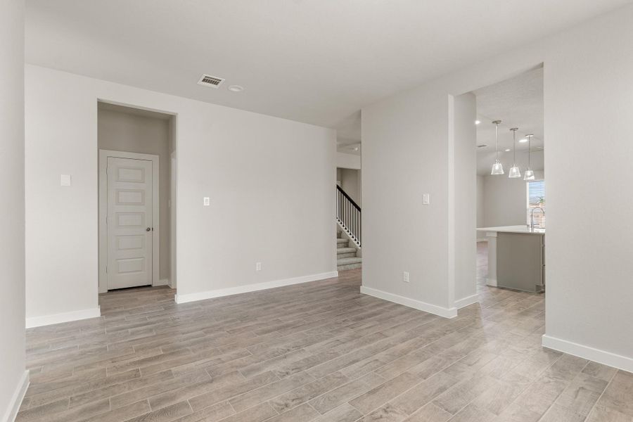Spacious, unfurnished interior of a new home in Morton Creek Ranch, Katy (Image 24).