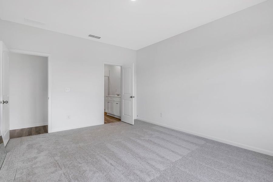 Spacious, unfurnished interior of a new home in Three Rivers, Rome (Image 25).