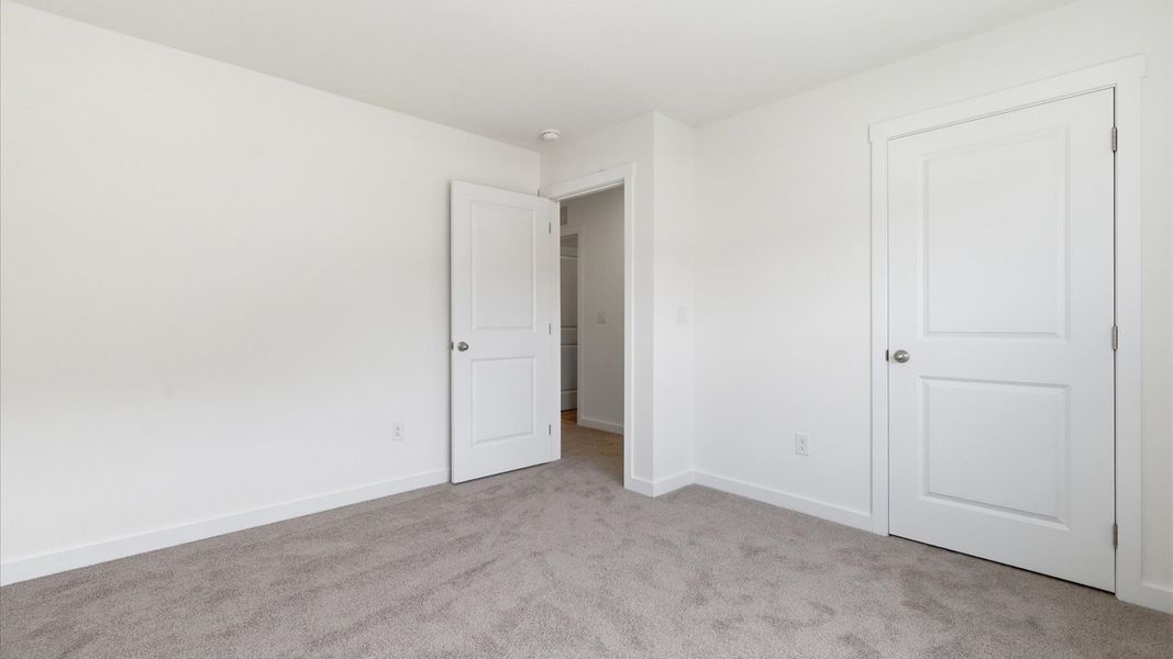 Spacious, unfurnished interior of a new home in Oak Hill, Vonore (Image 32).