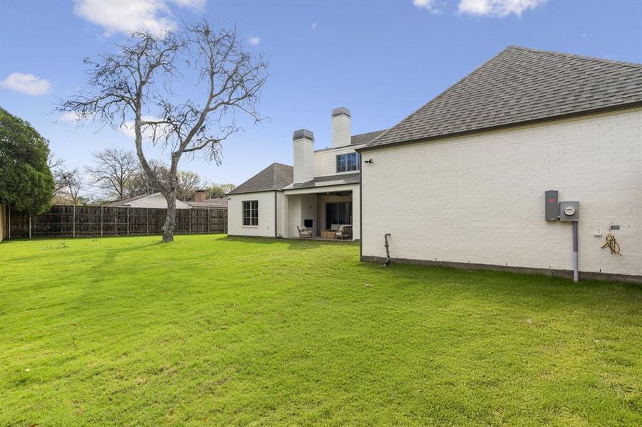Exterior details and patio area of a home in , Dallas (Image 4).
