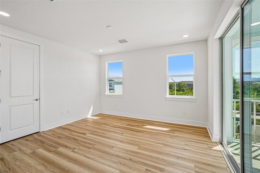 Spacious, unfurnished interior of a new home in Lagoon Residences at Epperson, Wesley Chapel (Image 41).