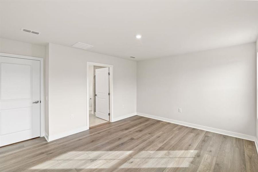 Spacious, unfurnished interior of a new home in Middle Creek Village Ranches, Bolivia (Image 17).