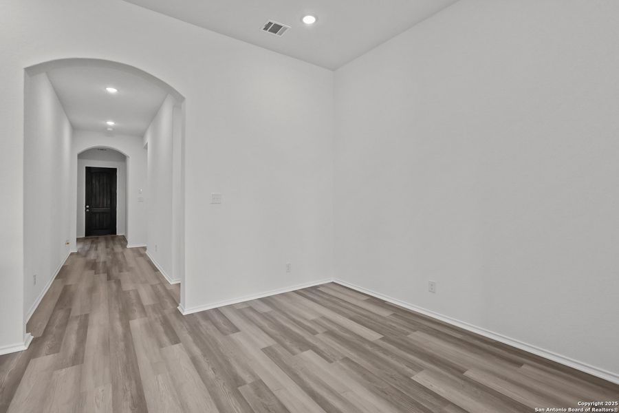 Spacious, unfurnished interior of a new home in Sunflower Ridge, New Braunfels (Image 21).