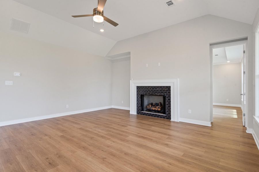 Spacious, unfurnished interior of a new home in White Oak, Arlington (Image 20). Spacious, unfurnished interior of a new home in White Oak, Arlington (Image 20).