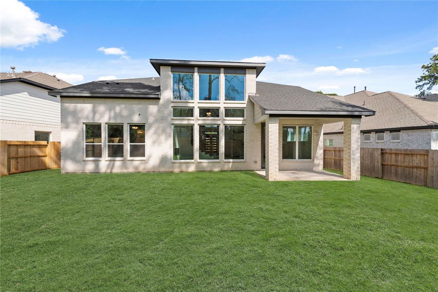 Exterior details and patio area of a home in The Woodlands Hills – 55', Willis (Image 3). Exterior details and patio area of a home in The Woodlands Hills – 55', Willis (Image 3).