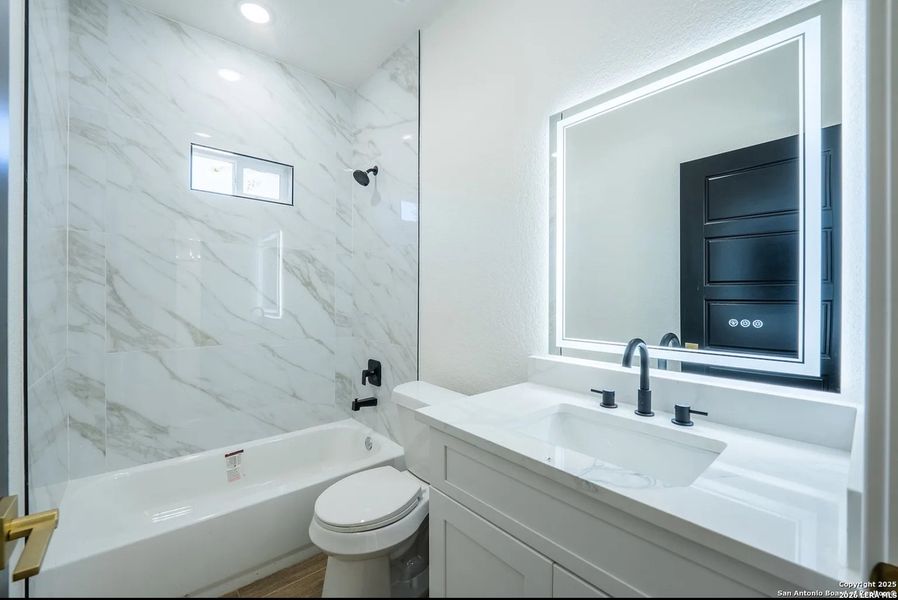 Furnished interior view inside a new home in , La Vernia (Image 4).