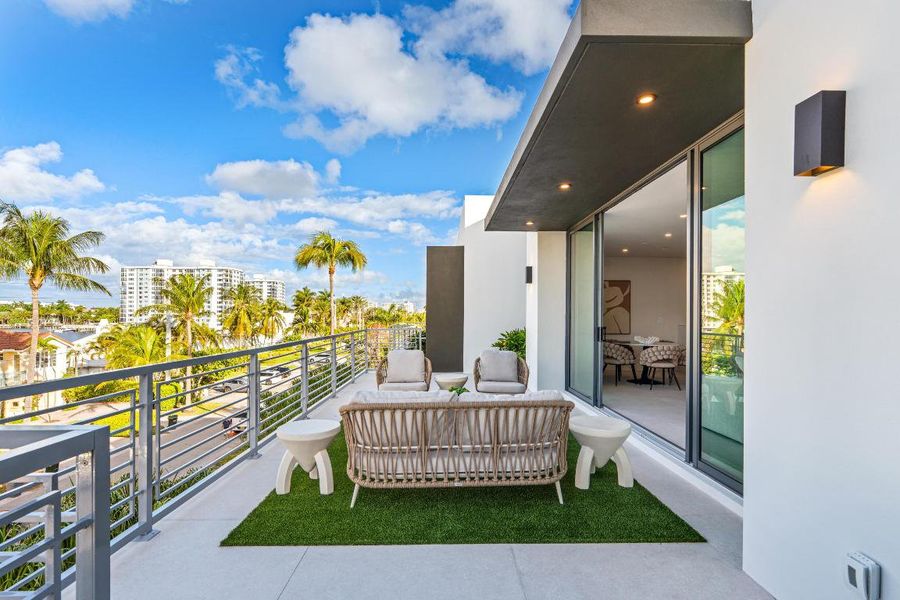 mls_CLUBROOM_BALCONY_STRAIGHT_DT