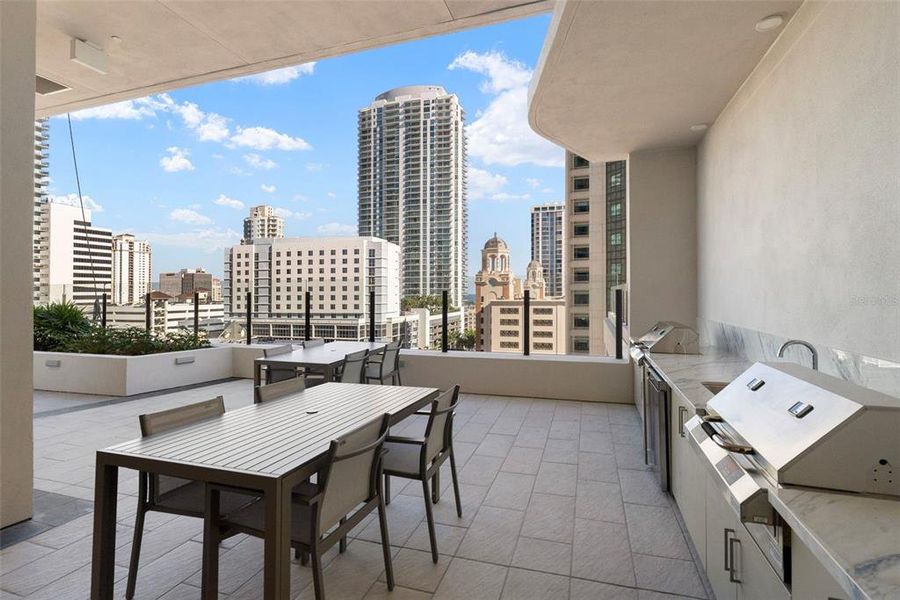 Condo located in St. Petersburg, FL showcasing its design and architecture (Image 18).